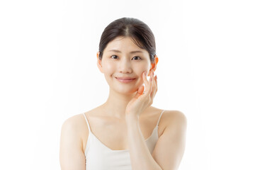スキンケアをする若い女性
