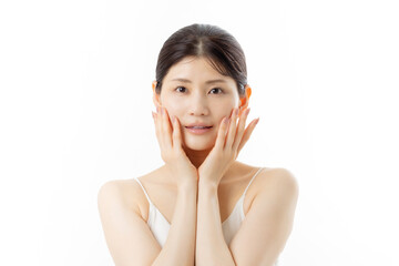肌の悩みを気にする若い女性の表情（白背景）