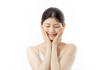 スキンケアをする若い女性
