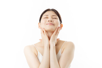 スキンケアをする若い女性