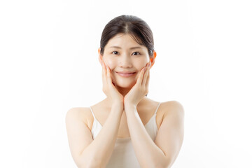 スキンケアをする若い女性