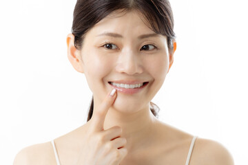 白い歯を見せて微笑む若い女性