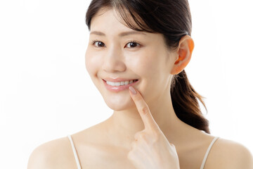 白い歯を見せて微笑む若い女性