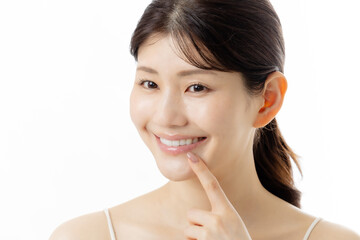 白い歯を見せて微笑む若い女性