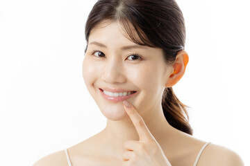 白い歯を見せて微笑む若い女性