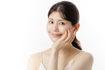 スキンケアをする若い女性
