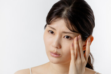 頭痛に悩む若い女性