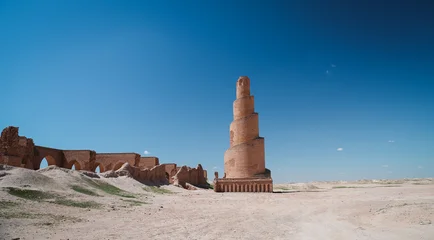 Fototapete Rund Blue Jeans Exploring the ancient minaret and ruins in Abu Dulaf Iraq under a clear sky  © Dave