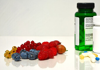 witaminy kontra witaminy, naturalne witminy a tabletki, prawdziwe witaminy z owoców, zdrowe witaminy, vitamins vs vitamins, natural vitamins vs tablets, Natural medicine vs conventional medicine © kateej