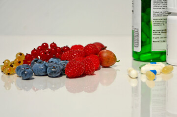 witaminy kontra witaminy, naturalne witminy a tabletki, prawdziwe witaminy z owoców, zdrowe witaminy, vitamins vs vitamins, natural vitamins vs tablets, Natural medicine vs conventional medicine © kateej