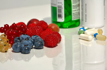 witaminy kontra witaminy, naturalne witminy a tabletki, prawdziwe witaminy z owoców, zdrowe witaminy, vitamins vs vitamins, natural vitamins vs tablets, Natural medicine vs conventional medicine © kateej
