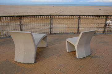 Sitzgelegenheiten mit Meerblick am menschenleeren Strand von Ostende in Belgien im Winter