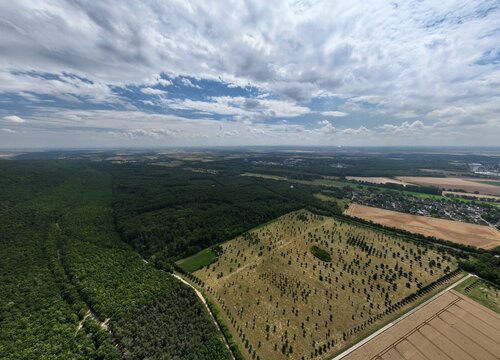 Panorama Luftbild der Sophienhoehe bei Stetternich und Juelich, aufgeschuetteter Abraumhoehenzug am Rand des Braunkohletagebaus im Rheinischen Revier bei sonnigem Wetter.