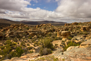 Obraz premium The boulder strewn valleys of the Cederberg Mountains, South Africa as seen from the Stadsaal Caves