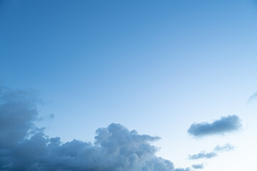 夏の夕暮れの雲