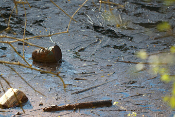 Boite de conserve rouillée dans un barrage