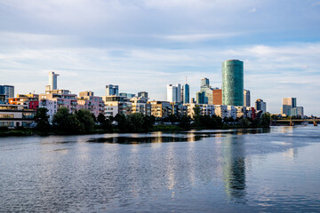 Fototapeta premium Abendlicher Spaziergang durch Mainmetropole Frankfurt am Main und ihrer wunderschönen Hafenpromenade - Hessen - Deutschland