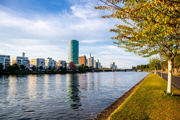 Abendlicher Spaziergang durch Mainmetropole Frankfurt am Main und ihrer wunderschönen Hafenpromenade - Hessen - Deutschland