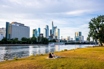 Abendlicher Spaziergang durch Mainmetropole Frankfurt am Main und ihrer wunderschönen Hafenpromenade - Hessen - Deutschland