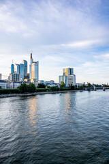 Abendlicher Spaziergang durch Mainmetropole Frankfurt am Main und ihrer wunderschönen Hafenpromenade - Hessen - Deutschland