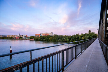 Abendlicher Spaziergang durch Mainmetropole Frankfurt am Main und ihrer wunderschönen Hafenpromenade - Hessen - Deutschland