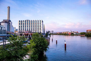 Abendlicher Spaziergang durch Mainmetropole Frankfurt am Main und ihrer wunderschönen Hafenpromenade - Hessen - Deutschland