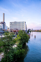 Abendlicher Spaziergang durch Mainmetropole Frankfurt am Main und ihrer wunderschönen Hafenpromenade - Hessen - Deutschland