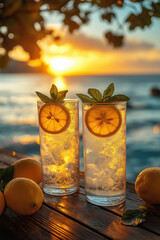 Verre de limonade fraîche avec citron et menthe en bord de mer