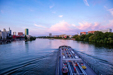 Abendlicher Spaziergang durch Mainmetropole Frankfurt am Main und ihrer wunderschönen Hafenpromenade - Hessen - Deutschland