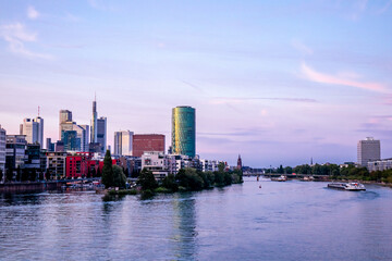 Abendlicher Spaziergang durch Mainmetropole Frankfurt am Main und ihrer wunderschönen Hafenpromenade - Hessen - Deutschland