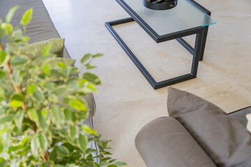 Gros plan sur un carrelage beige aux veinures subtiles, capturant l’élégance naturelle et la...