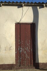 Sometimes modern and thriving, sometimes rural and colonial, houses made from the same land still prevail, as well as the modern use of concrete.
