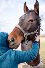 Obraz premium Deep Bond: Woman Embraces Her Horse in a Tender Moment, Showcasing Love, Trust, and Animal Companionship in a Serene Outdoor Setting.