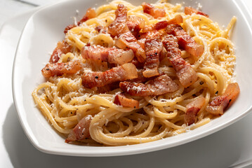 Spaghetti alla gricia, pasta romana, cibo italiano 
