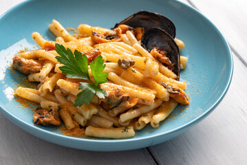 Caserecce con bottarga e cozze, pasta italiana 