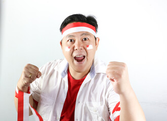 Naklejka premium Pria ceria dan menyemangati menunjukkan kebahagiaannya saat upacara hari kemerdekaan Indonesia 17 Agustus