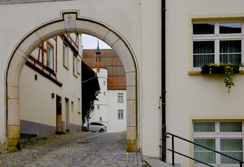Blick durchs Tor auf Schloss Werdenberg am Rathaus in Trochtelfingen