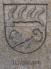 Wappen von Wilfingen am Brunnen auf dem Rathausplatz in Trochtelfingen
