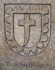 Wappen von Trochtelfingen am Brunnen auf dem Rathausplatz in Trochtelfingen
