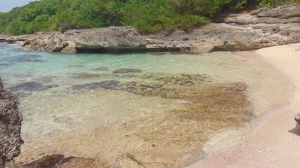 La mer turquoise et la plage de sable blanc ans une baie calme