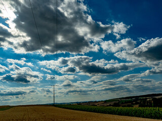 Strommasten und Wolkenhimmel
