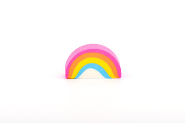 Juguete goma arcoiris fondo blanco