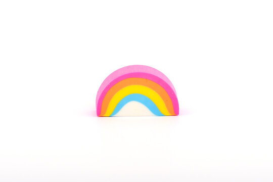 Juguete goma arcoiris fondo blanco