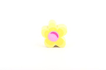 Juguete goma flor fondo blanco