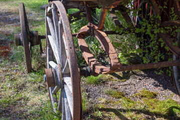 The suspension of an old horse-drawn carriage.