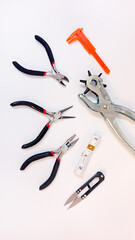 Herramientas manuales sobre fondo blanco