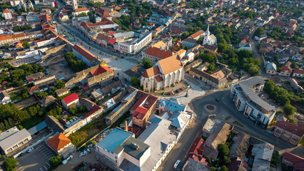 Naklejka premium Aerial view of Turda, a historic town in Romania, known for its scenic landscapes, traditional architecture, and proximity to the famous Turda Salt Mine, a cultural and natural gem in Transylvania.