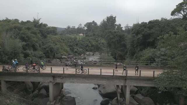 Parque Natural Trilha na Floresta Estrada de Terra Corrida de Trilha Ciclismo de Montanha Cidade do Interior Paisagem Rural Caminho na Natureza Estrada de Cascalho Esporte ao Ar Livre Vegeta&ccedil;&atilde;o Nativa