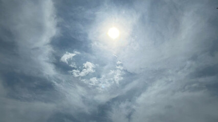 Obraz premium Sky on a sunny day with pearly clouds