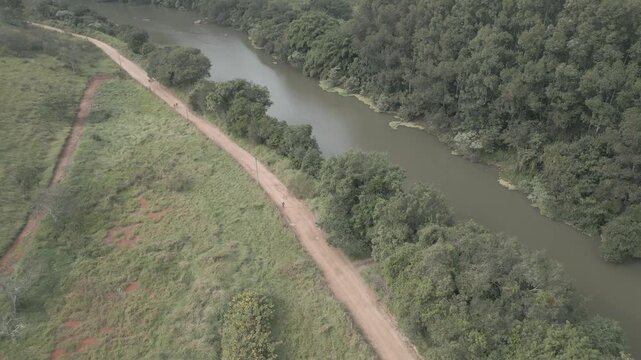 Parque Natural Trilha na Floresta Estrada de Terra Corrida de Trilha Ciclismo de Montanha Cidade do Interior Paisagem Rural Caminho na Natureza Estrada de Cascalho Esporte ao Ar Livre Vegeta&ccedil;&atilde;o Nativa